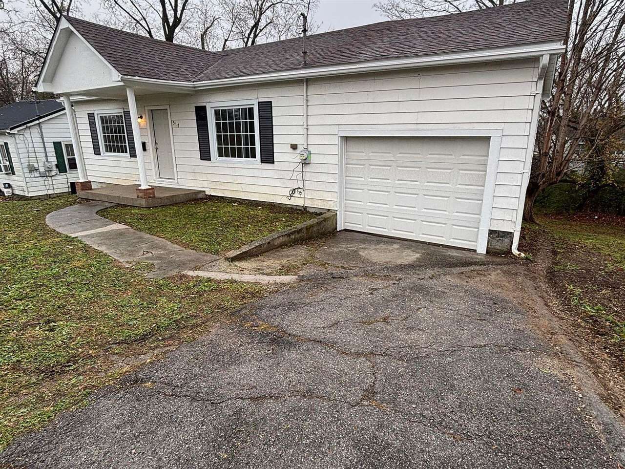 Property Photo:  517 E Hodgenville Avenue  KY 42743 