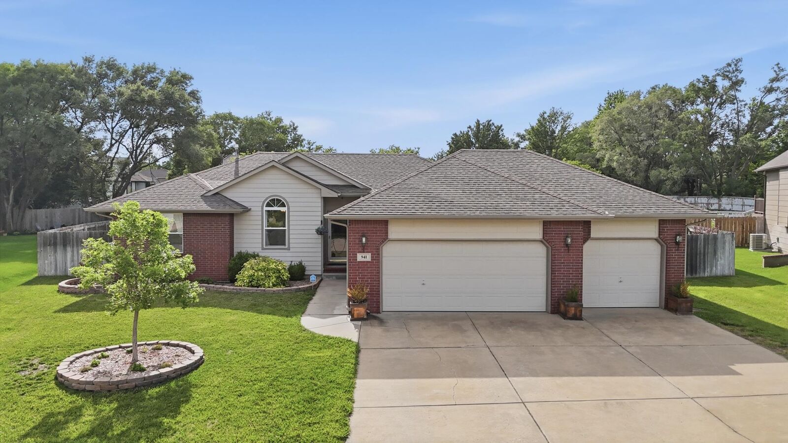 Property Photo: 941 S Sandalwood KS 67230