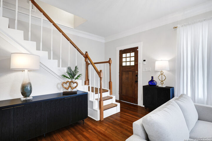 Property Photo:  617 E Park Ave  TX 78212 