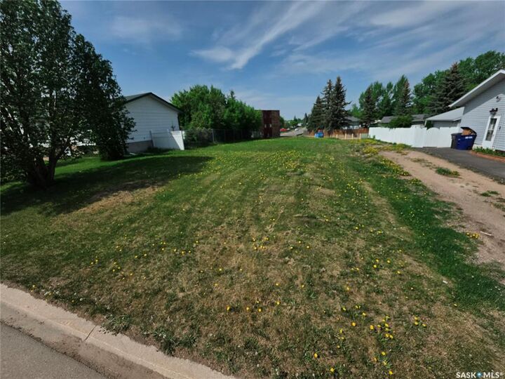 Property Photo:  37 Dunfield Crescent  SK S9X 1E3 