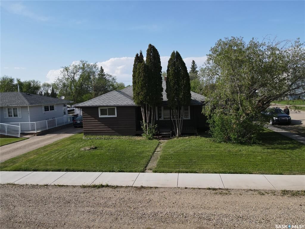 Property Photo:  300 3rd Street S  SK S0K 4P0 