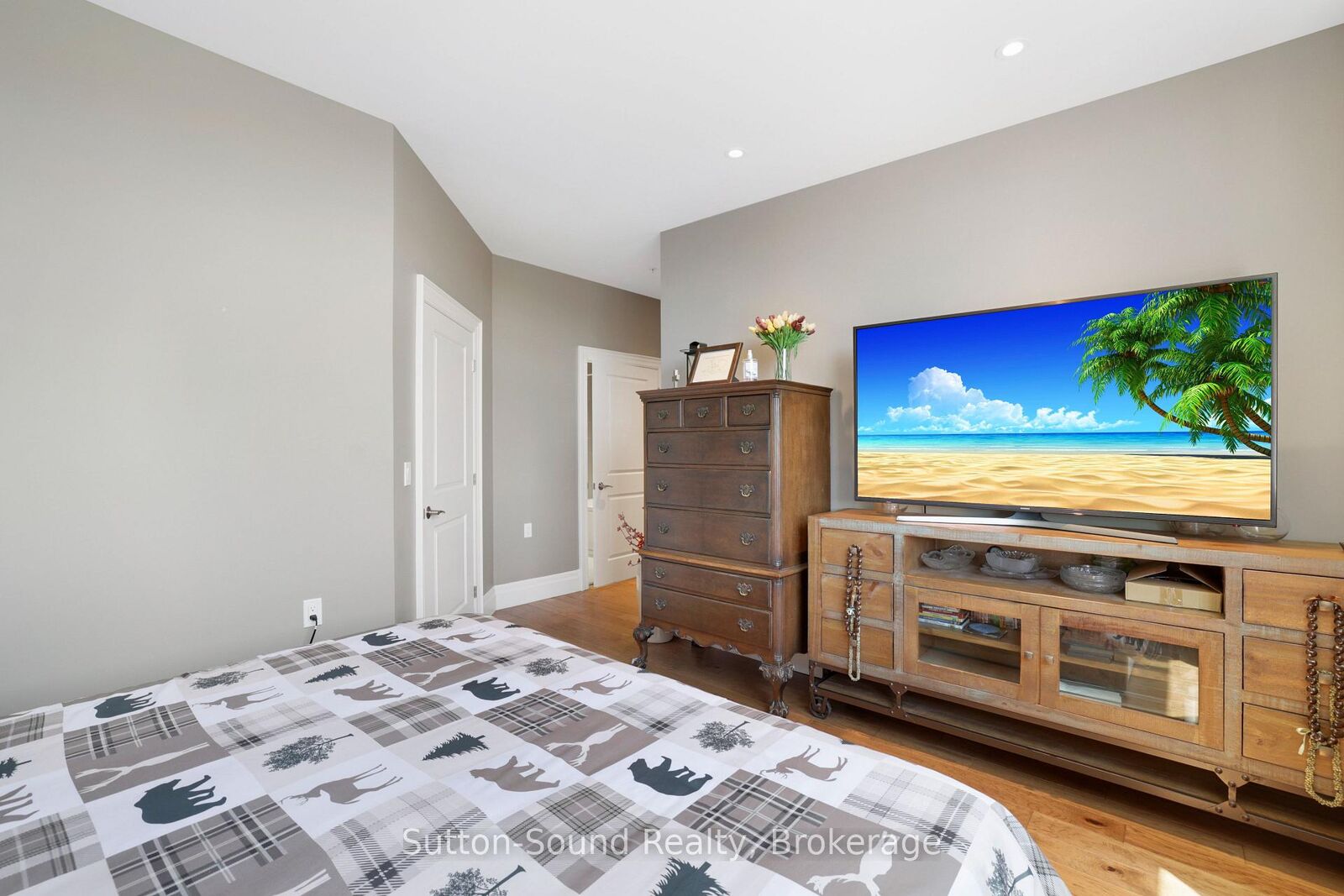 Property Photo:  945 3rd Avenue E 303  ON N4K 2K8 