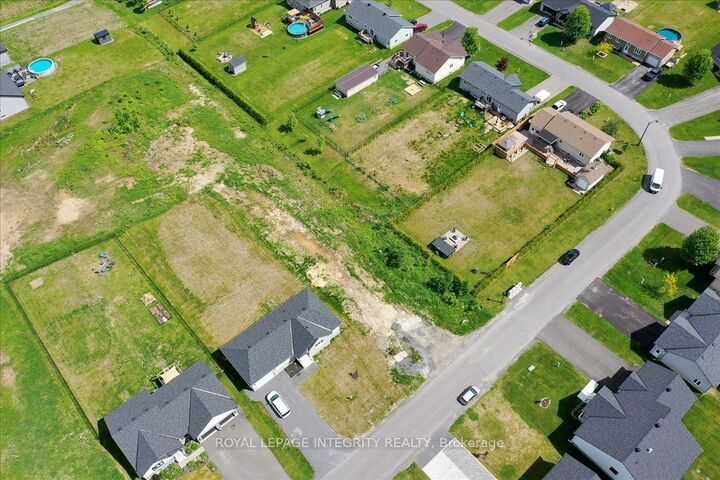 Property Photo:  237 Roxanne Street  ON K0A 1N0 