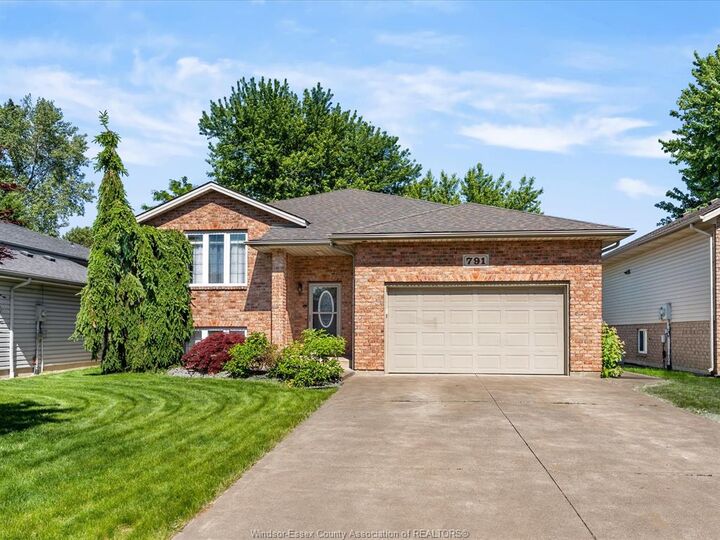 791 Helena Crescent — photo 1