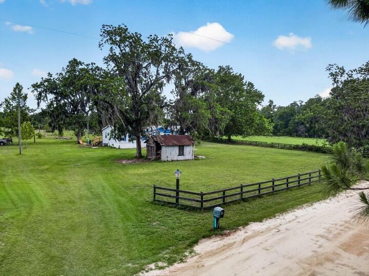 Property Photo: 18494 Broken Arrow Road FL 32046