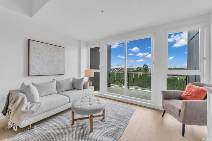 Property Photo: 422 E 3rd Street 103/203 BC V7L 0K1