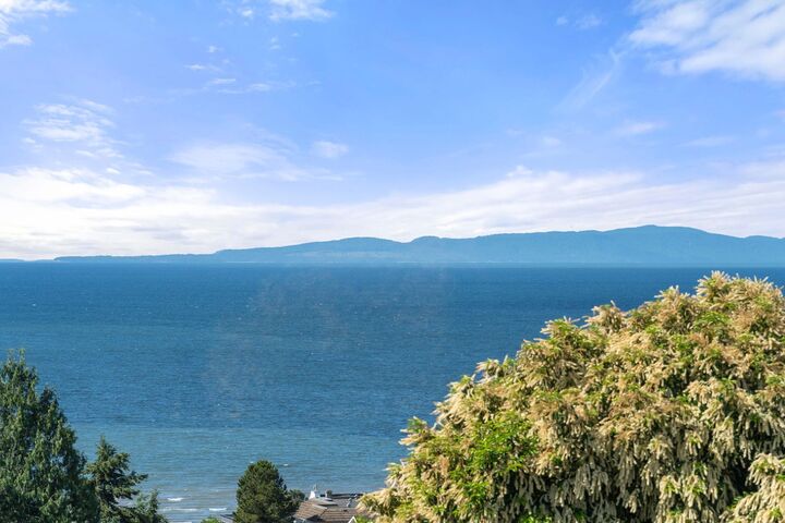 Property Photo: 15655 Semiahmoo Avenue BC V4B 1V4