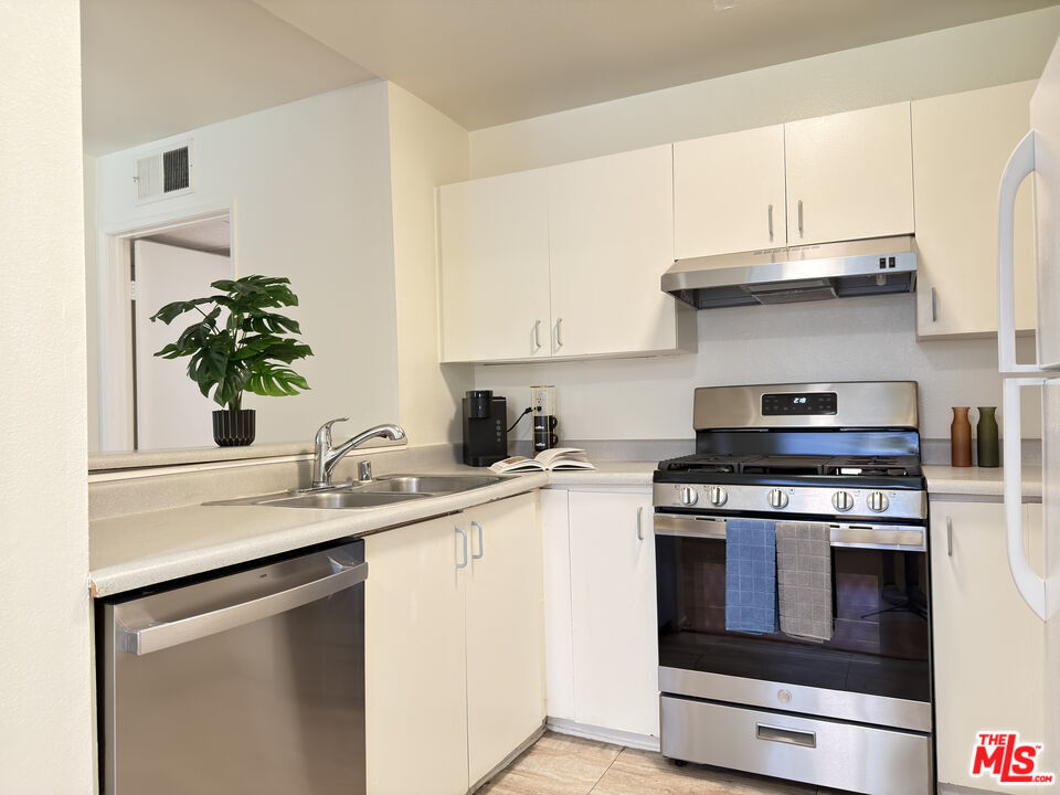 Property Photo: 326 S Manhattan Pl CA 90020