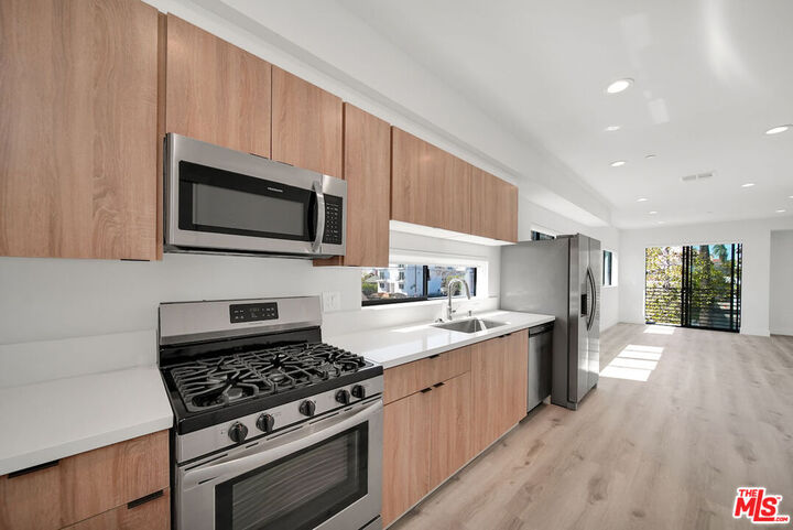 Property Photo: 406 1/2 N Kenmore Ave CA 90004