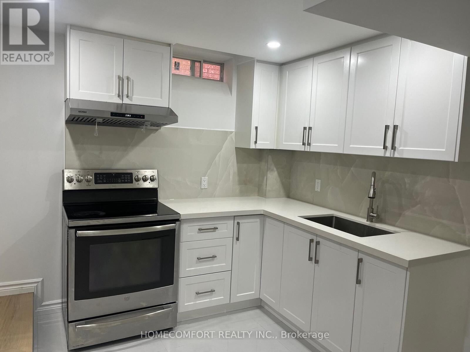 Property Photo:  80 Pine Bough Manor  ON L4S 1A5 