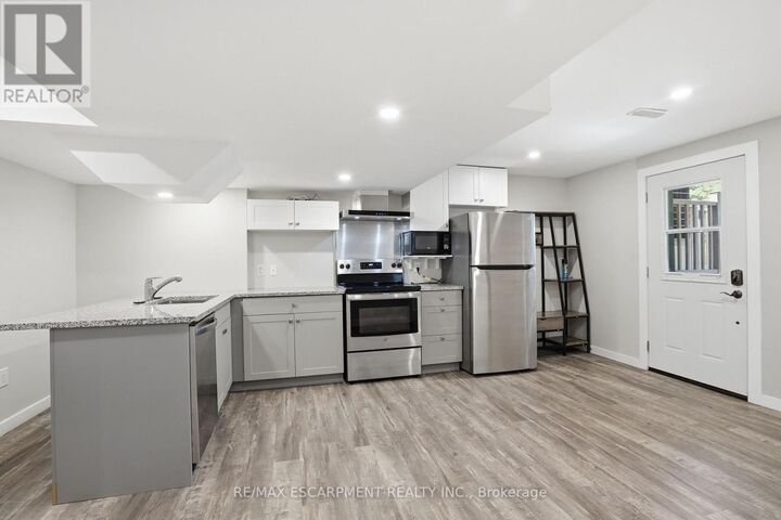 Property Photo:  43 Fleming Crescent  ON N3W 0C3 