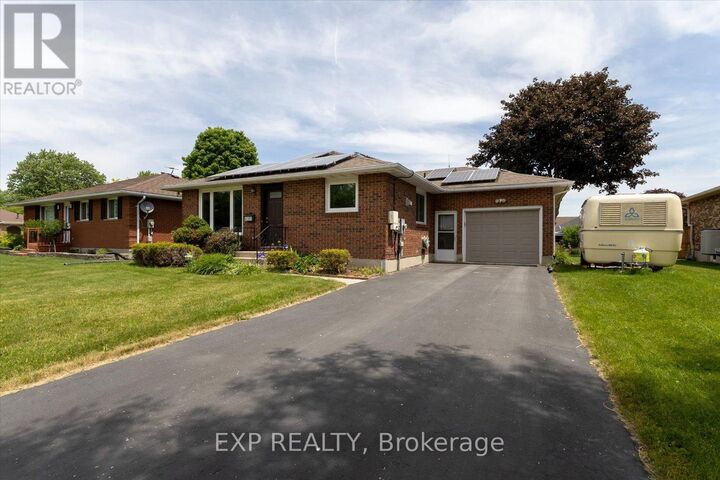 Property Photo:  28 Denrich Avenue  ON N4G 4W1 