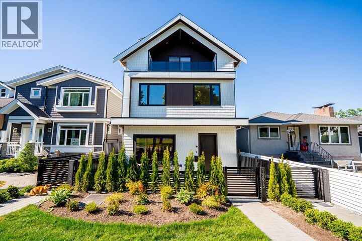 Photo de la propriété:  2875 Cambridge Street 1  BC V5J 3Z1 