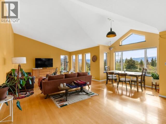 Property Photo:  143 Ponderosa Drive  YT Y1A 5G9 
