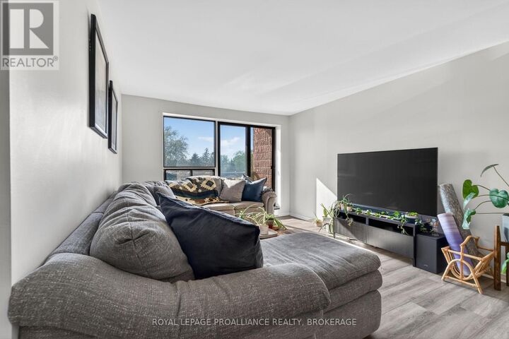Property Photo:  17 Eldon Hall Place 206  ON K7M 7H5 