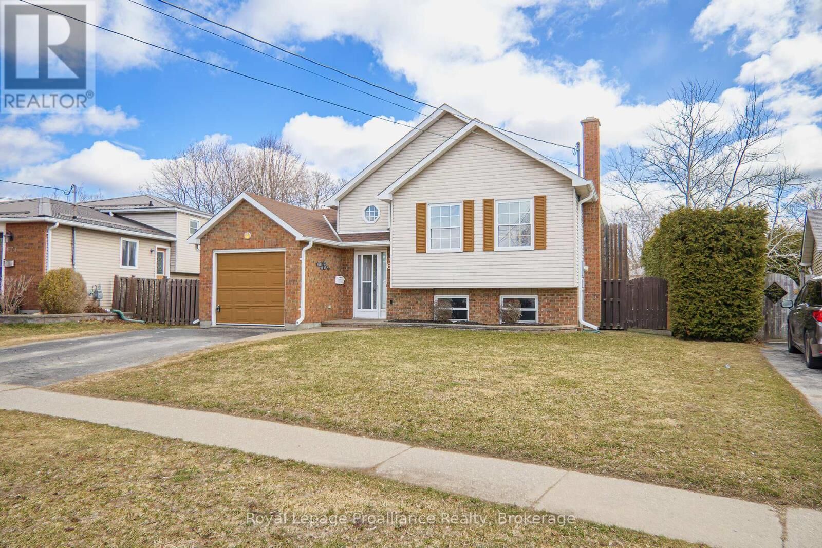 Property Photo:  679 Mackechnie Crescent  ON K9A 4Y1 