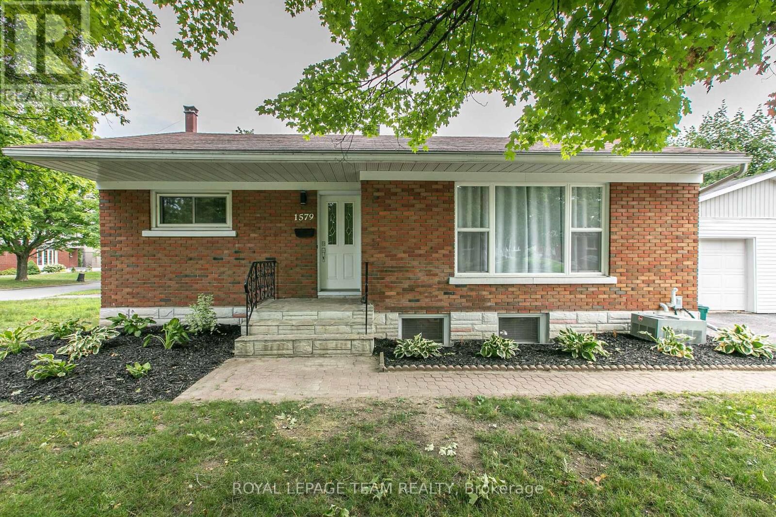 Property Photo:  1579 Digby Street 2  ON K1G 0P5 