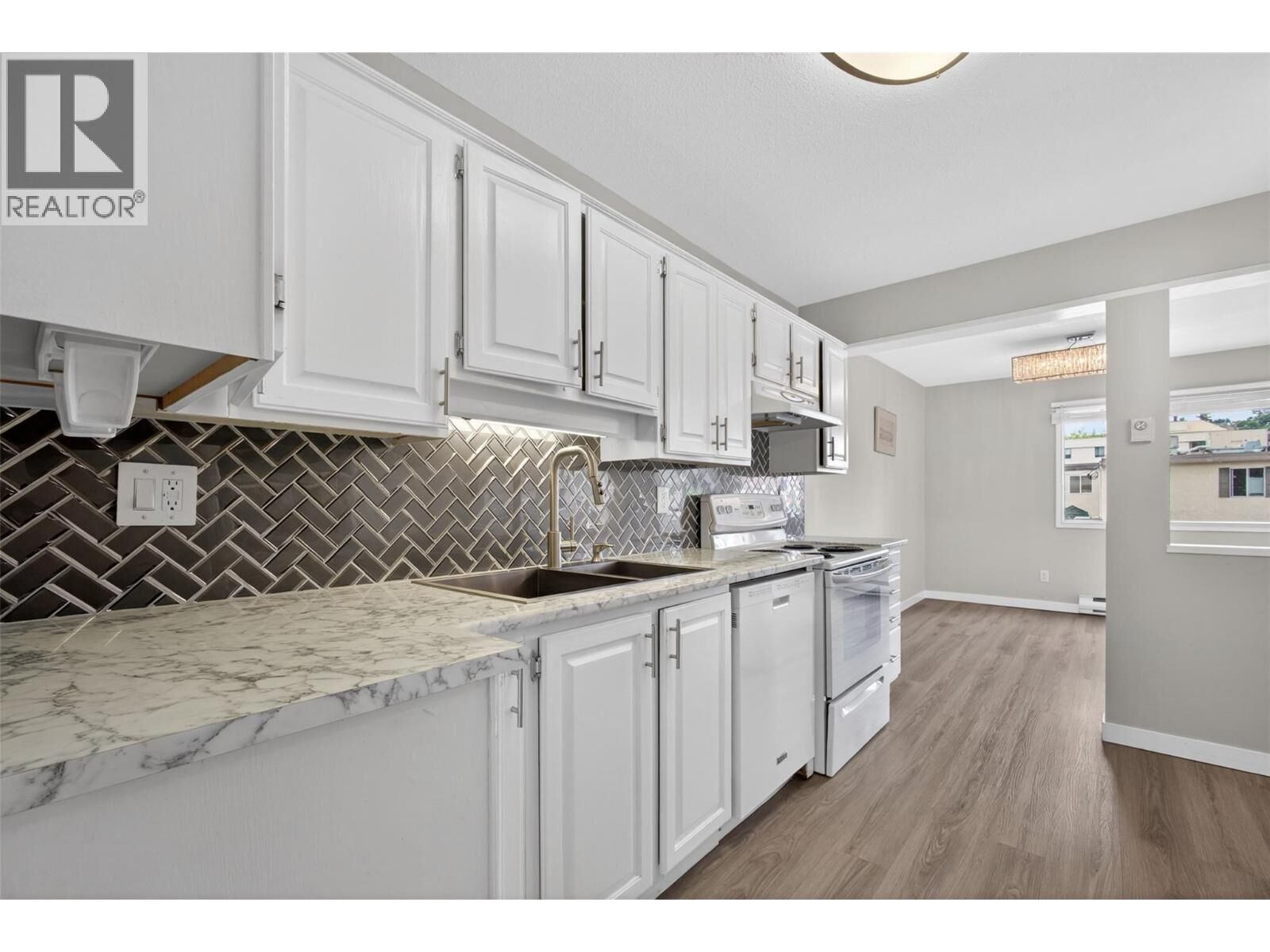 Property Photo:  1610 Gordon Drive 101  BC V1Y 3G9 