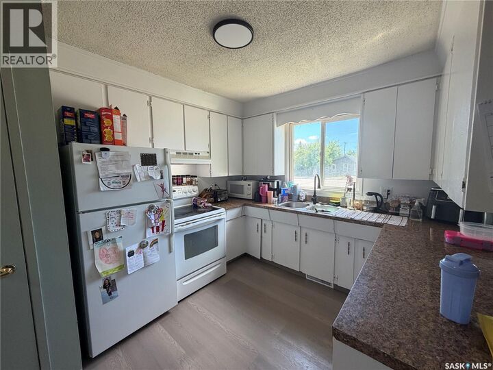 Property Photo:  625 4th Street  SK S4A 0V4 