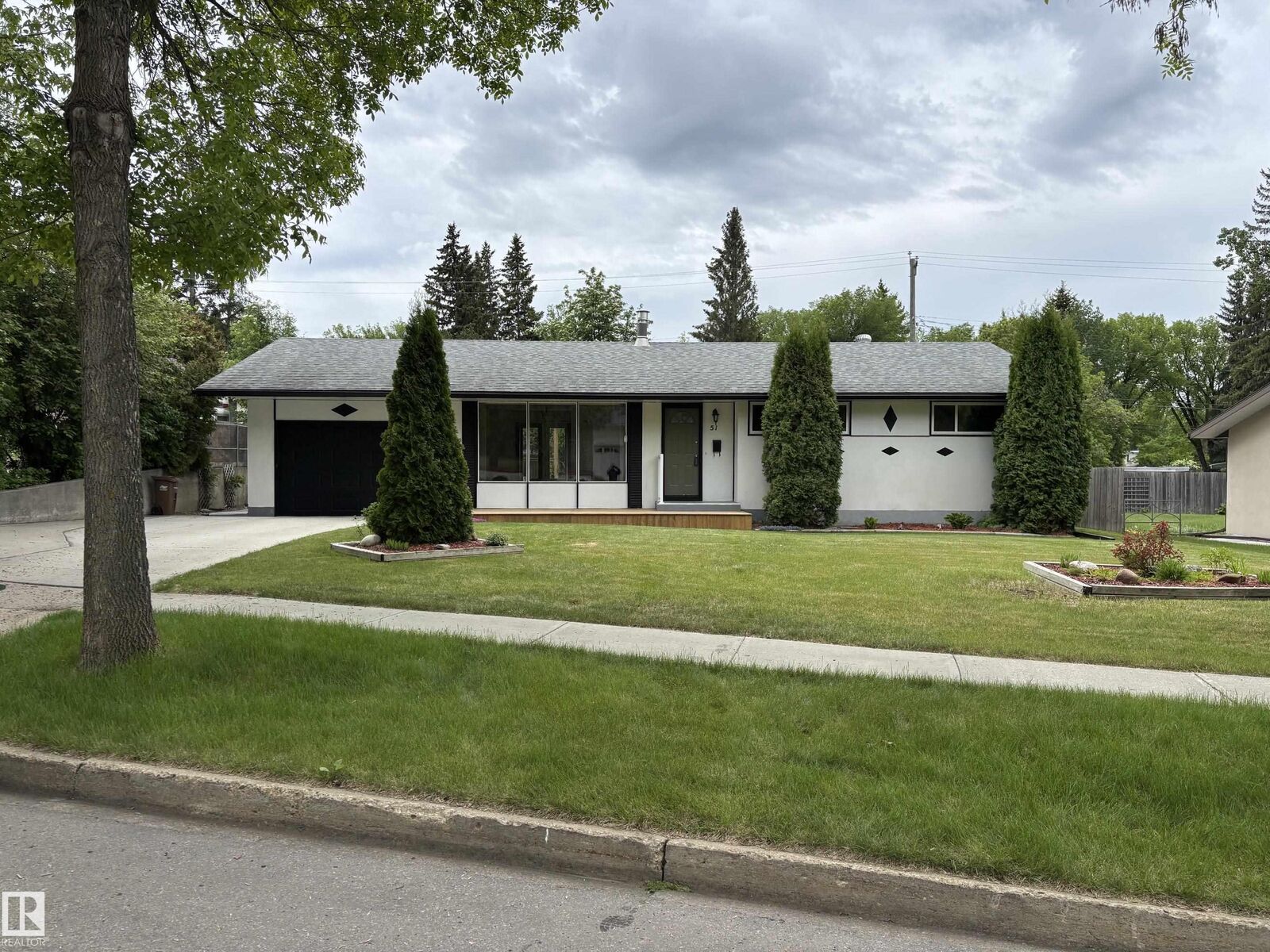 Property Photo:  51 Glenmore Crescent  AB T8N 0S6 