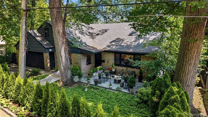 Property Photo:  2 Sherwood Place  NY 10583 