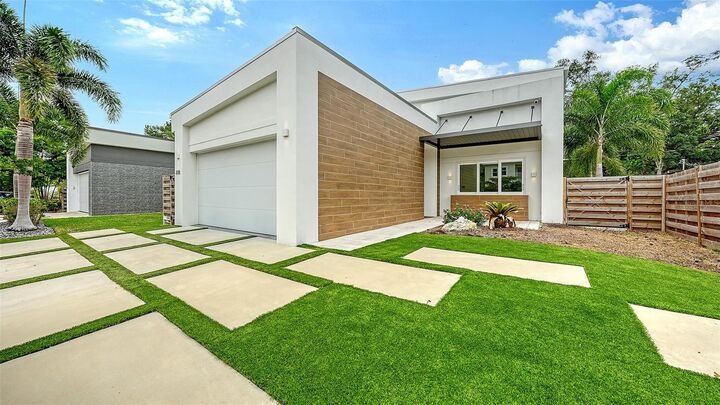 Property Photo:  2138 Hawthorne Street  FL 34239 