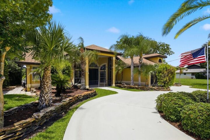 Property Photo: 25 Cottonwood Court FL 32137