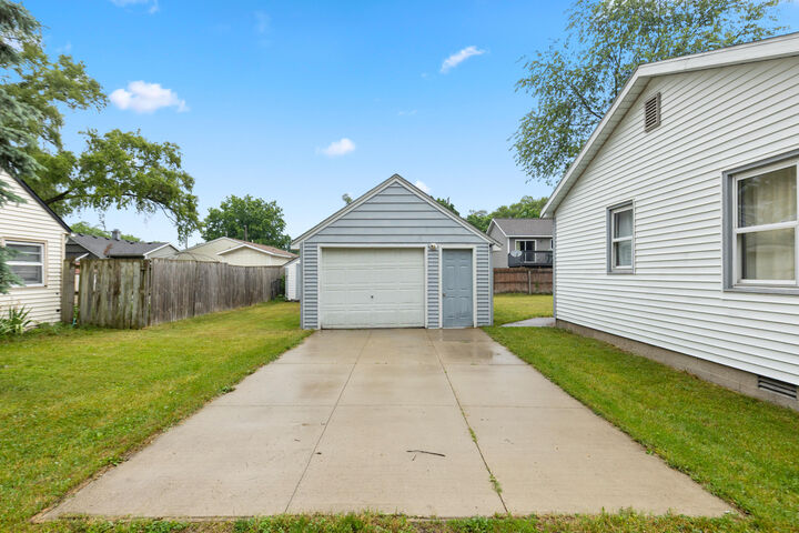 Property Photo:  305 Majestic Street SE  MI 49548 