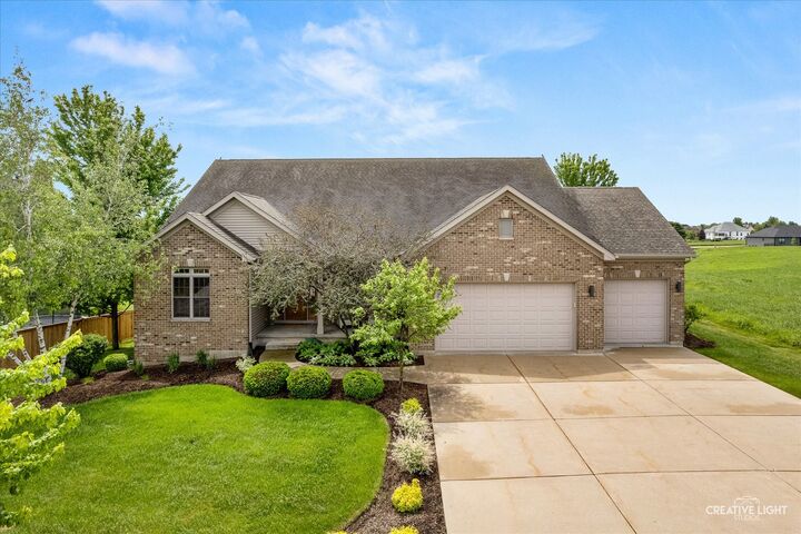 Property Photo: 724 Emanuel Lane IL 60178