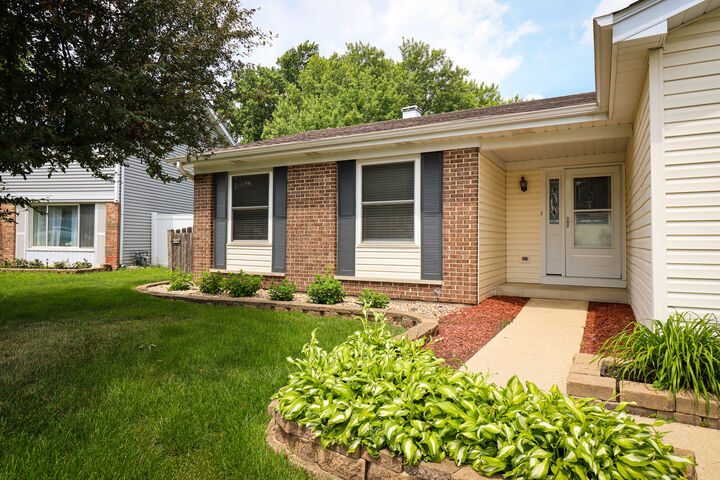 Property Photo:  1000 Hunter Street  IL 60148 