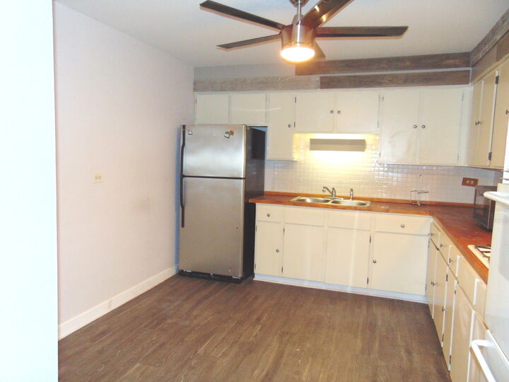 Property Photo: 9588 N Terrace Place 208H IL 60016