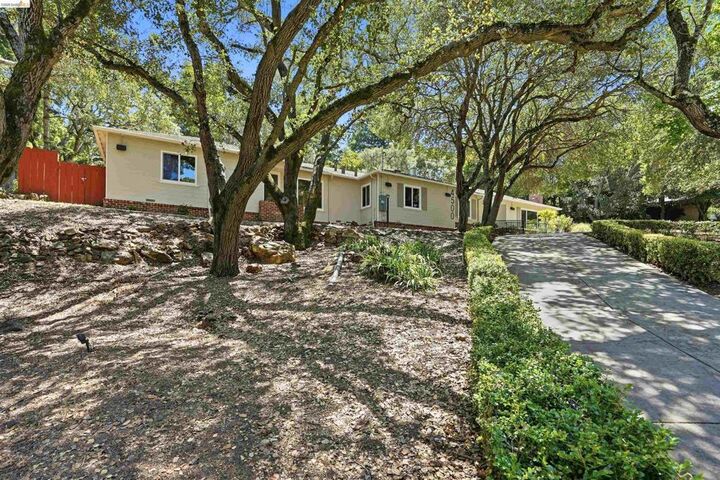 Property Photo:  4500 Oak Hill Rd  CA 94605 