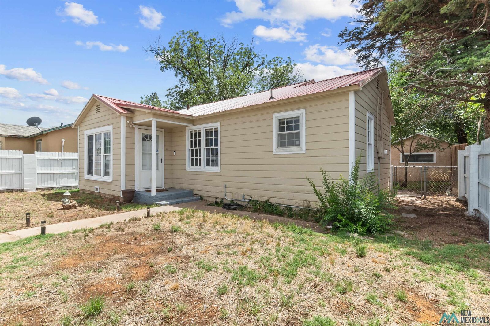 Property Photo: 804 S Dallas Avenue NM 88130