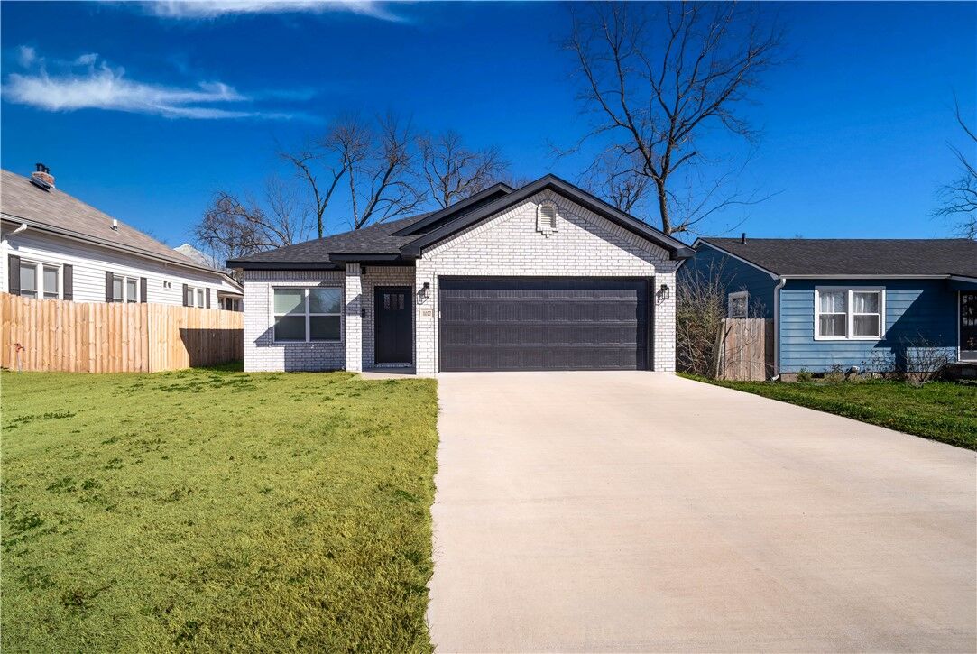 Property Photo:  1027 S Arkansas Street  AR 72756 