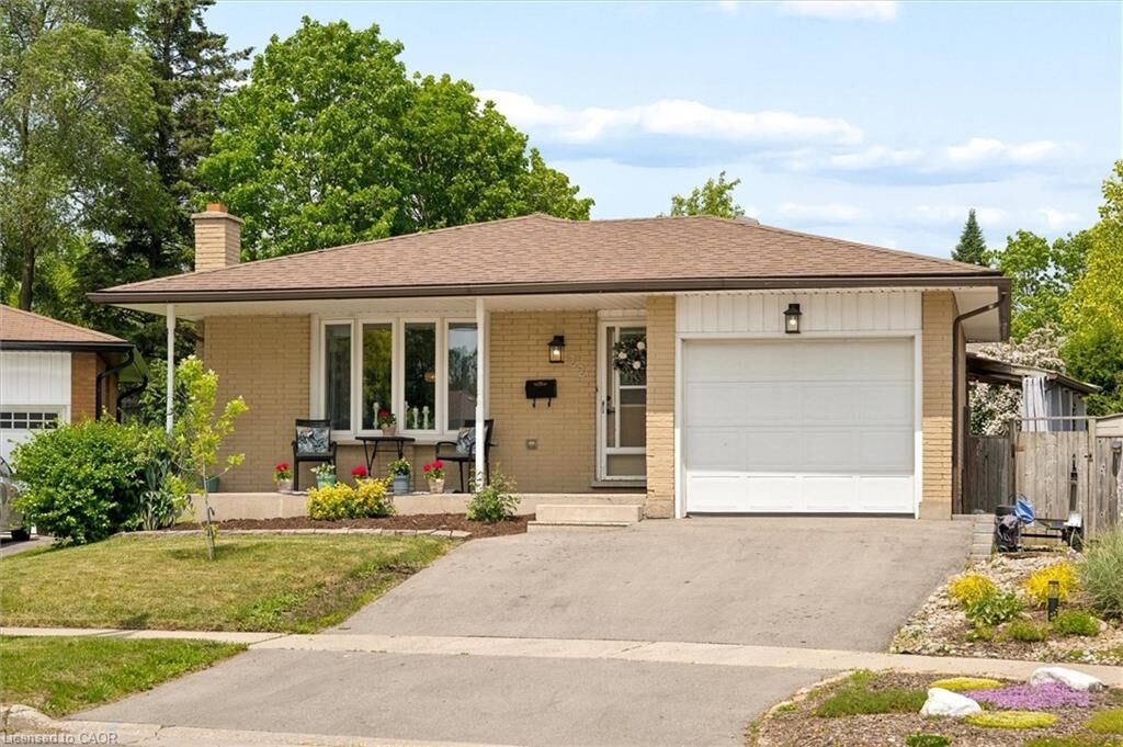 Property Photo:  22 Brookside Crescent  ON N2N 1H1 