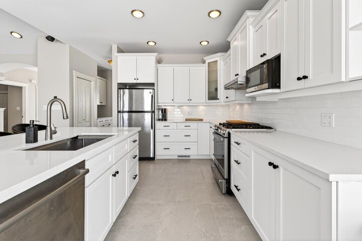 Property Photo:  749 City View Drive  PE C1B 0V9 