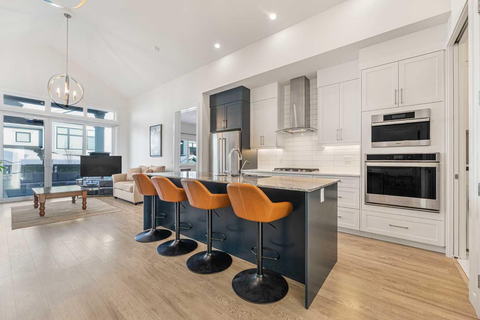 Property Photo:  12572 Crestmont Boulevard SW  AB T3B 6J5 