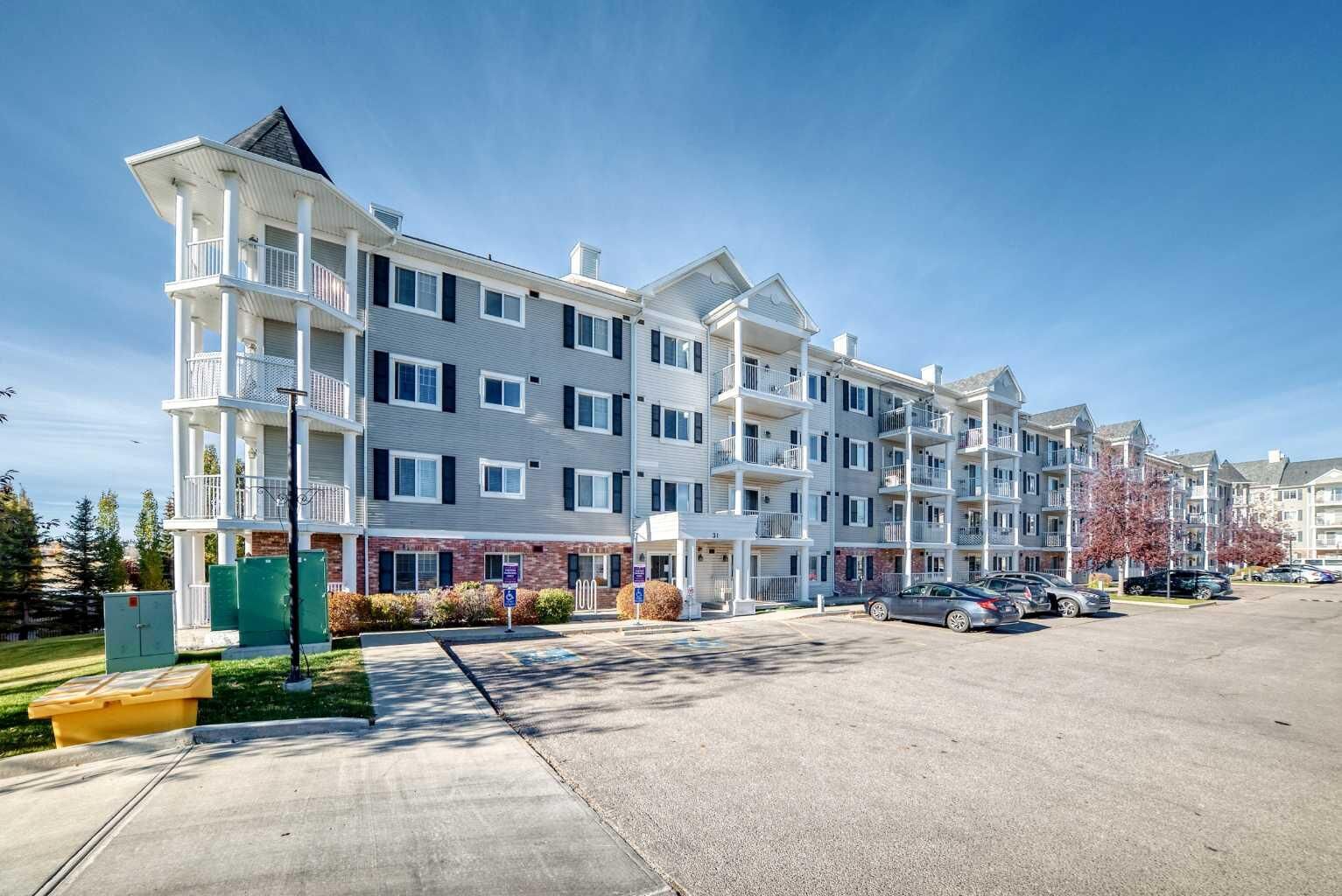 Property Photo: 31 Country Village Manor NE 4404 AB T3K 0T3