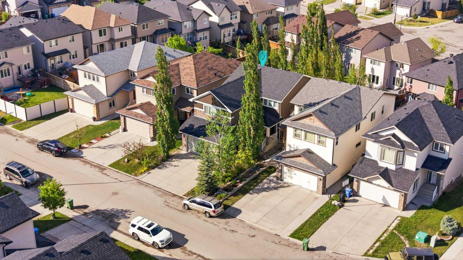 Property Photo:  172 Sherwood Mews NW  AB T3R 0G1 