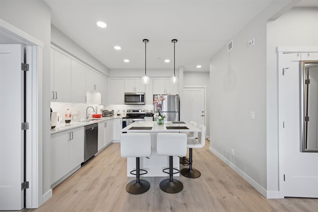 Property Photo:  660 Shawnee Square SW 104  AB T2Y 2N6 
