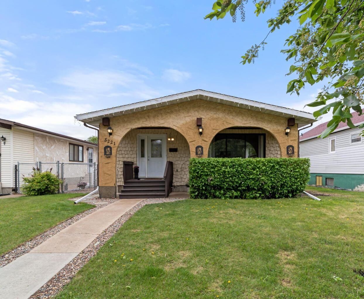 Photo de la propriété: 5221 42 Street AB T4V 1A7