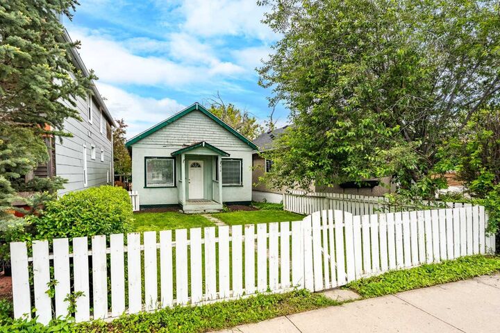 Property Photo:  919 20 Avenue NW  AB T2M 1E6 
