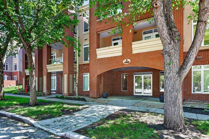 Property Photo:  24 Hemlock Crescent SW 1104  AB T3C 2Z1 