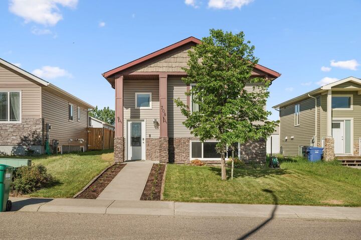 Property Photo:  708 Mt Sundance Lane W  AB T1J 0T3 