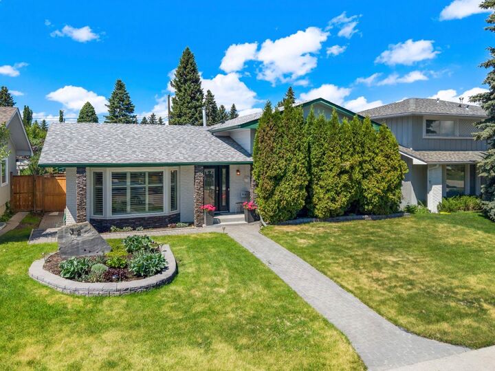 Property Photo:  32 Lake Crimson Close SE  AB T2J 3K7 