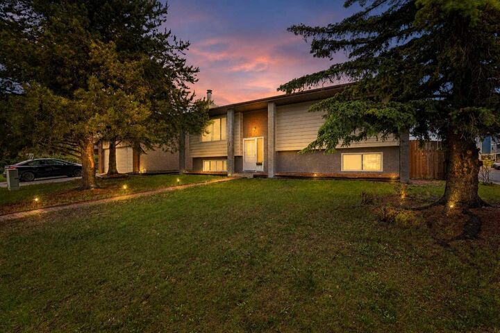 Property Photo:  1 Hallgren Avenue  AB T4N 6P1 