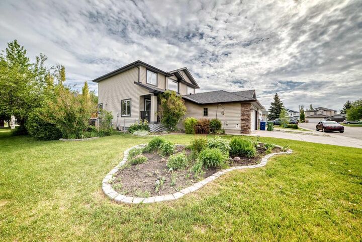 Property Photo:  167 Fairways Close NW  AB T4B 2P4 
