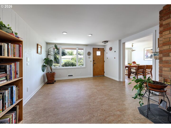 Property Photo:  7811 NE Prescott St  OR 97218 