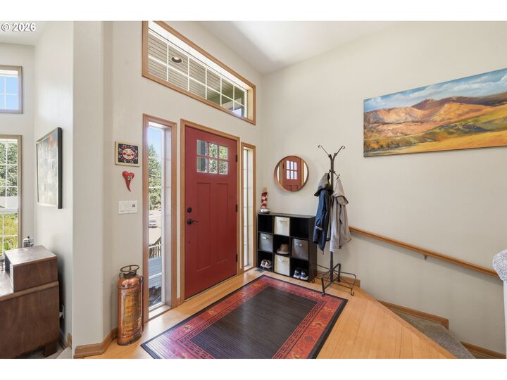 Property Photo: 1894 W 27th Pl OR 97405