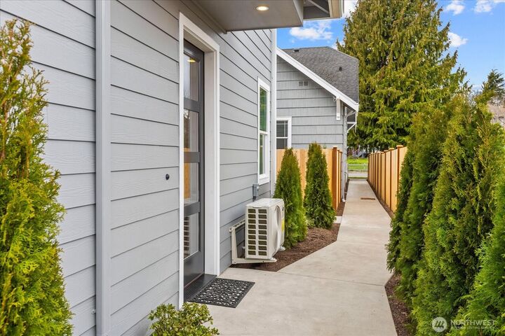 Property Photo: 2217 Hoyt Avenue B WA 98201